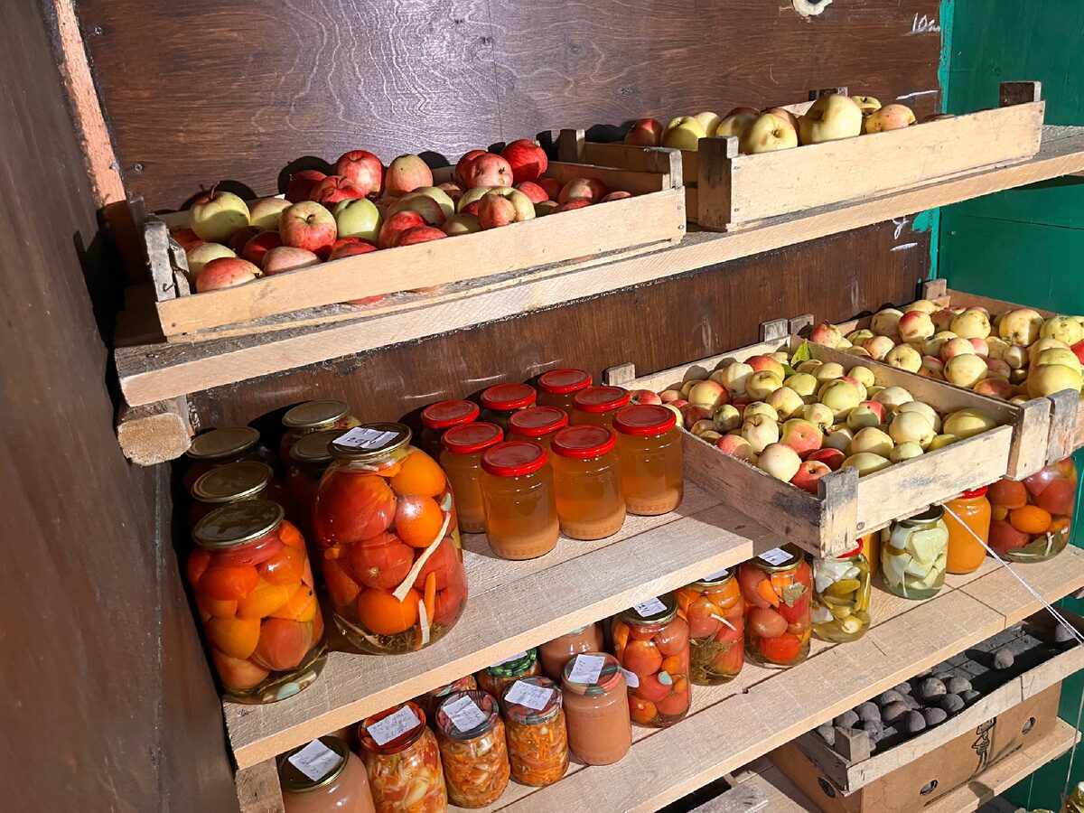 Експерти розповіли, як не дати овочам прорости – знадобиться 1 простий пакетик в ящик з плодами