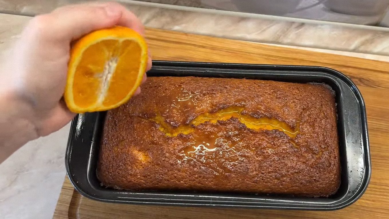 Кулінари показали, як зробити пухкий апельсиновий кекс до новорічних свят