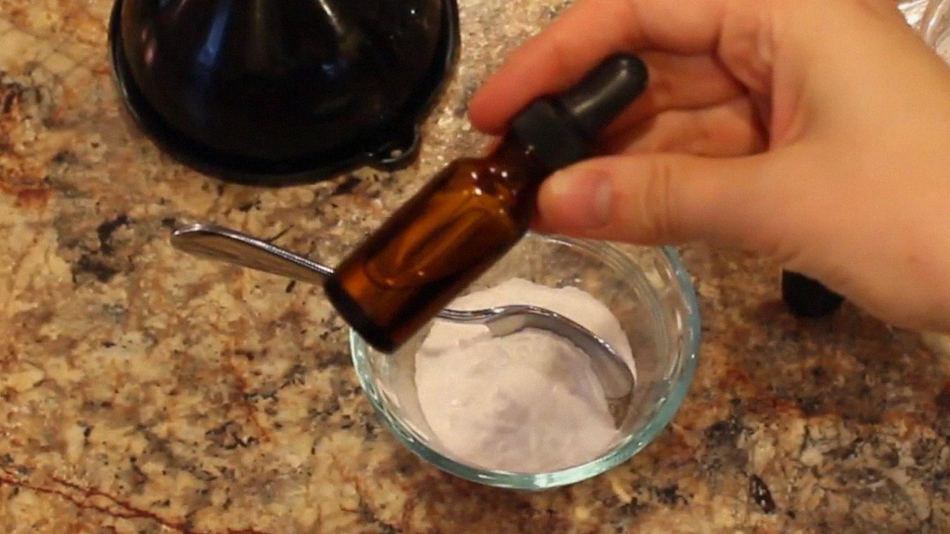 Ефірну олію можна також капнути в соду: вона добре вбирає аромати, а потім віддає їх повітрю