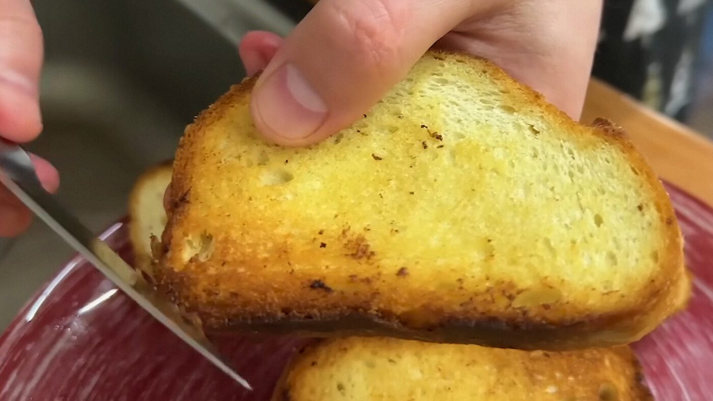 Якщо після обсмажування на хлібі лишились пригарки, то просто зішкребіть їх ножем