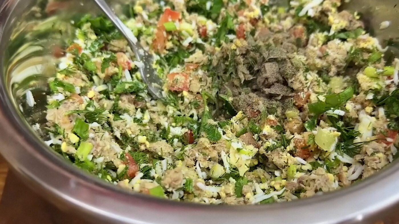 Спочатку киньте менше спецій, перемішайте та скуштуйте намазку і приправте ще, якщо не вистачає смаку