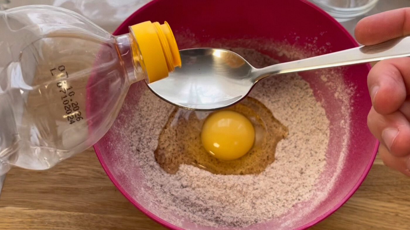 Кондитери показали, як приготувати швидкі кекси до чаю у мікрохвильовці