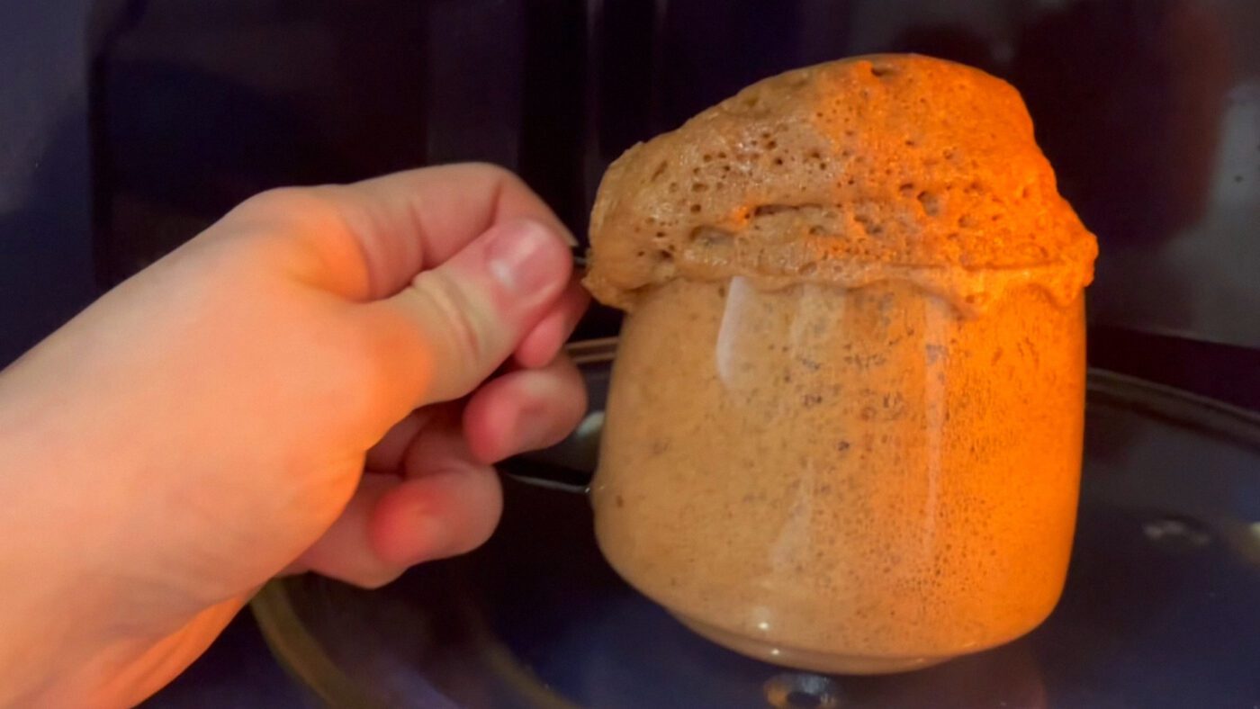 Кондитери показали, як приготувати швидкі кекси до чаю у мікрохвильовці