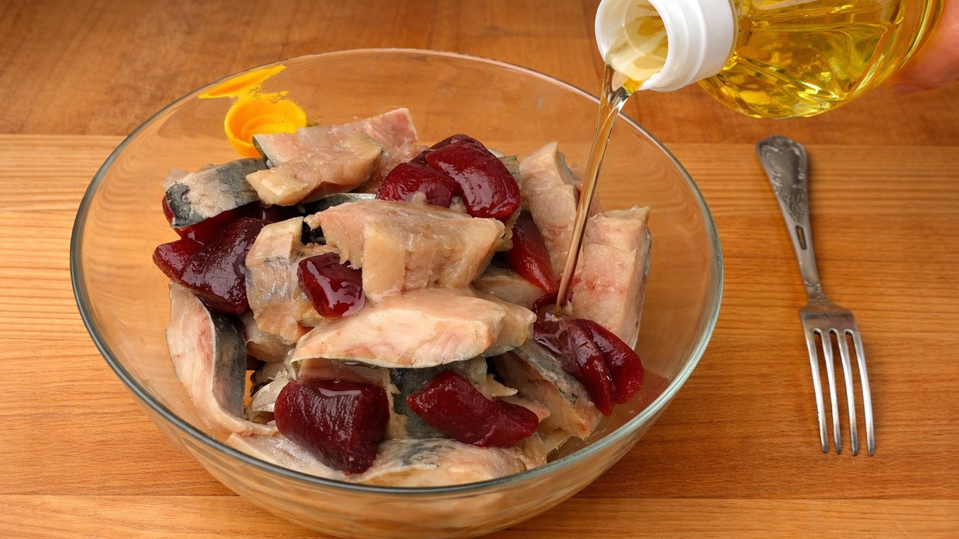 Шеф-кухарі пояснили, як зробити оселедець під червону рибу вдома