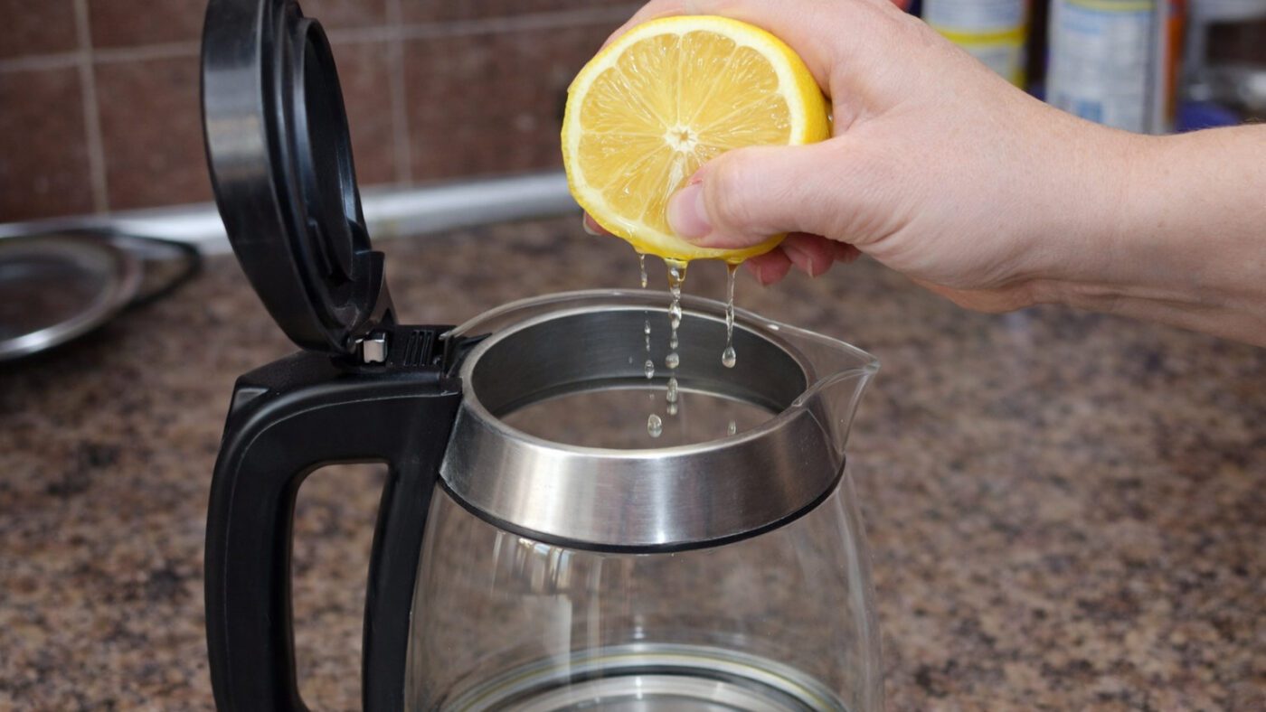 Кулінари розповіли, як очистити чайник від накипу без оцту та зайвого аромату