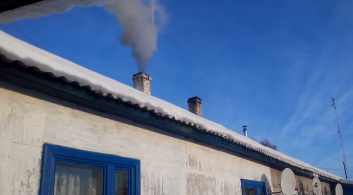 Господарі показали, як швидко та дешево очистити димар від сажі