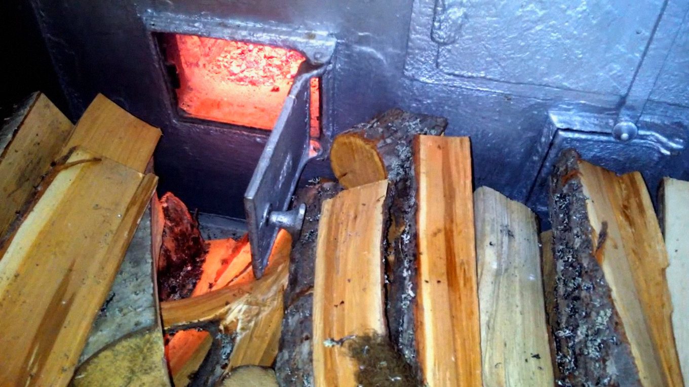 Господарі показали, як швидко та дешево очистити димар від сажі