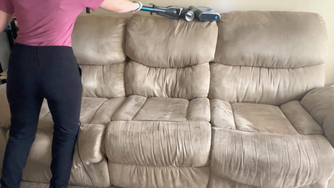 Господині показали, як можна прибрати неприємні запахи та дрібні забруднення з дивану содою