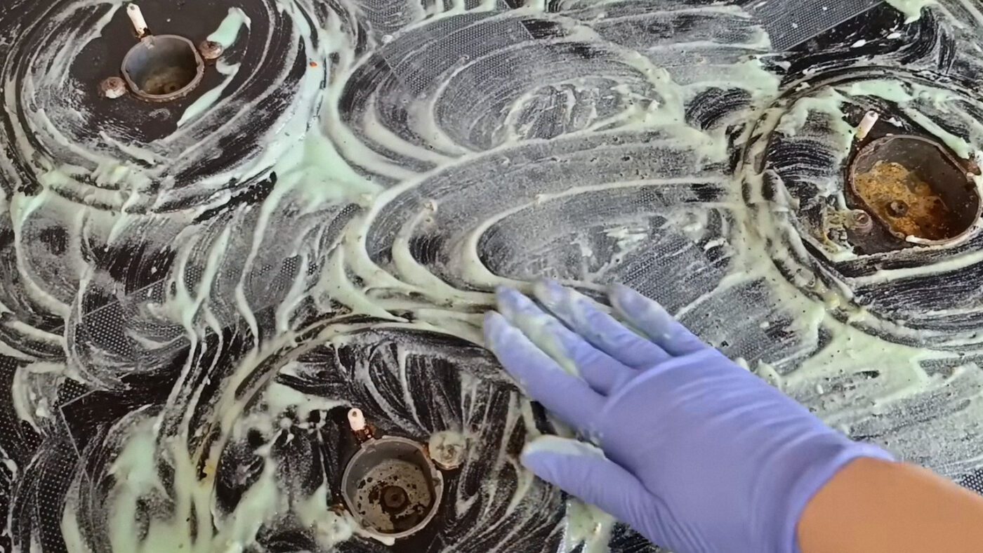 Суміш соди та засобу для миття посуду дозволяє легко прибрати навіть старі забруднення