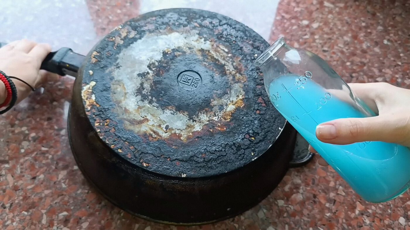 Як прибрати жир та нагар зі сковорідок