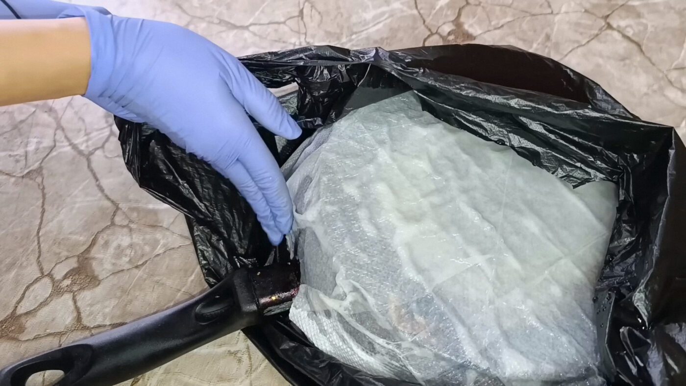 Господині показали, як відчистити зі сковорідки будь-який нагар за допомогою нашатирю