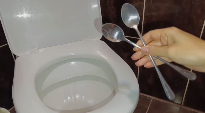 Сантехніки пояснили, як прибрати жовтий наліт в унітазі народними засобами