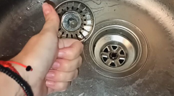 Сантехніки показали, як швидко почистити злив від засмічення простим розчином