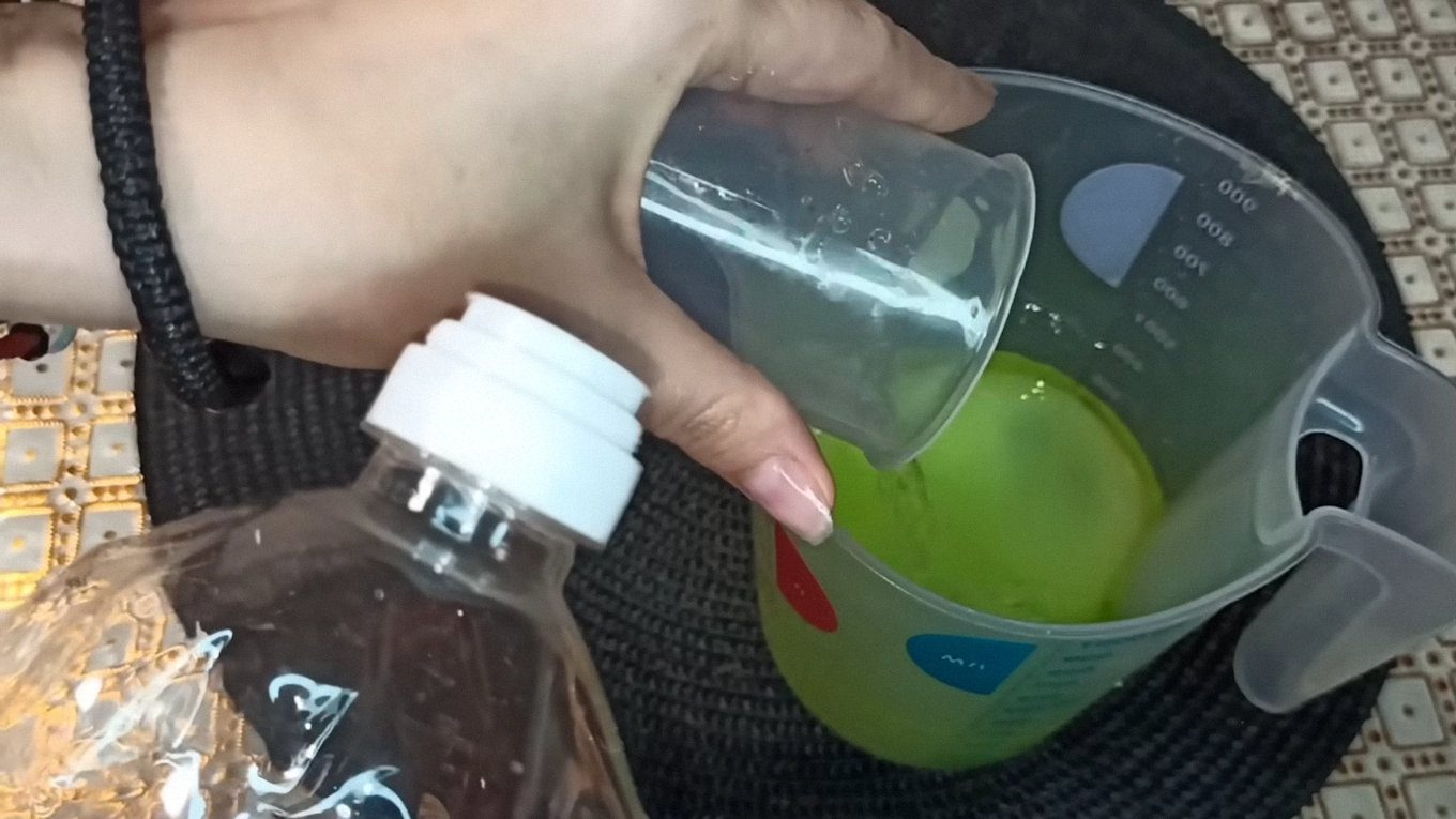 Сантехніки показали, як швидко почистити злив від засмічення простим розчином