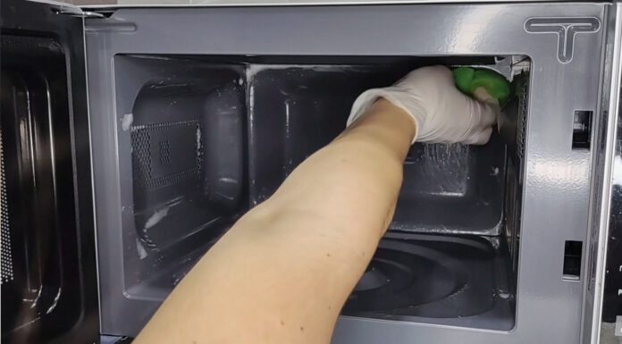 3 хвилини в мікрохвильовці – і бруд зсередини “тане”: мию її потім за 30 секунд, наче просто збираю воду Кухарі пояснили, як швидко прибрати навіть давній жир у мікрохвильовці