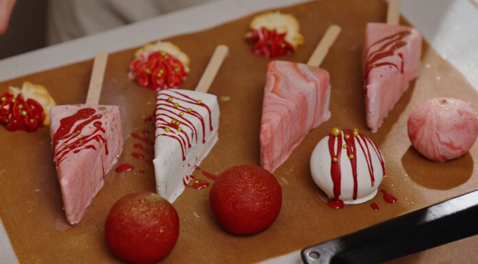 Шеф-кухарі пояснили, як зробити 3 святкові десерти з мінімальними витратами