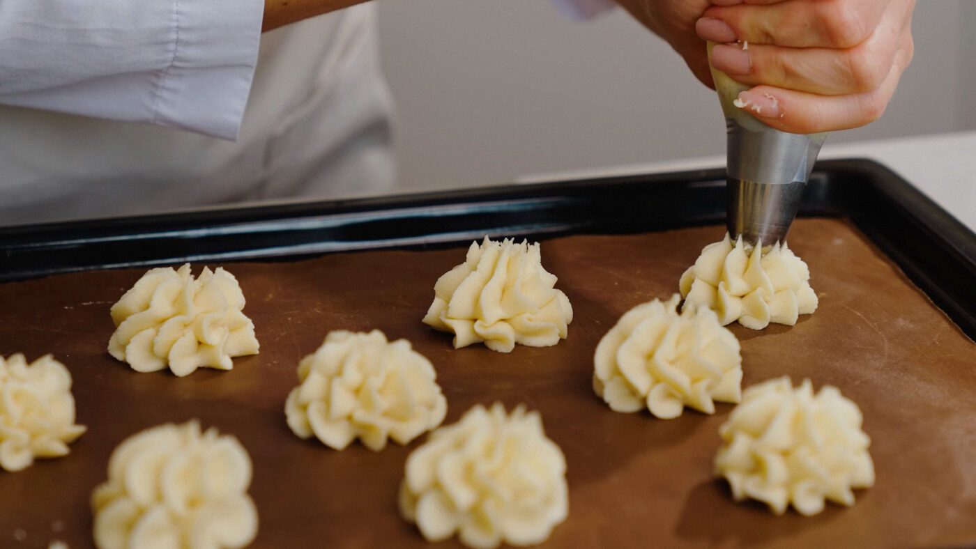 Господині показали, як зробити смачне та ніжне святкове печиво