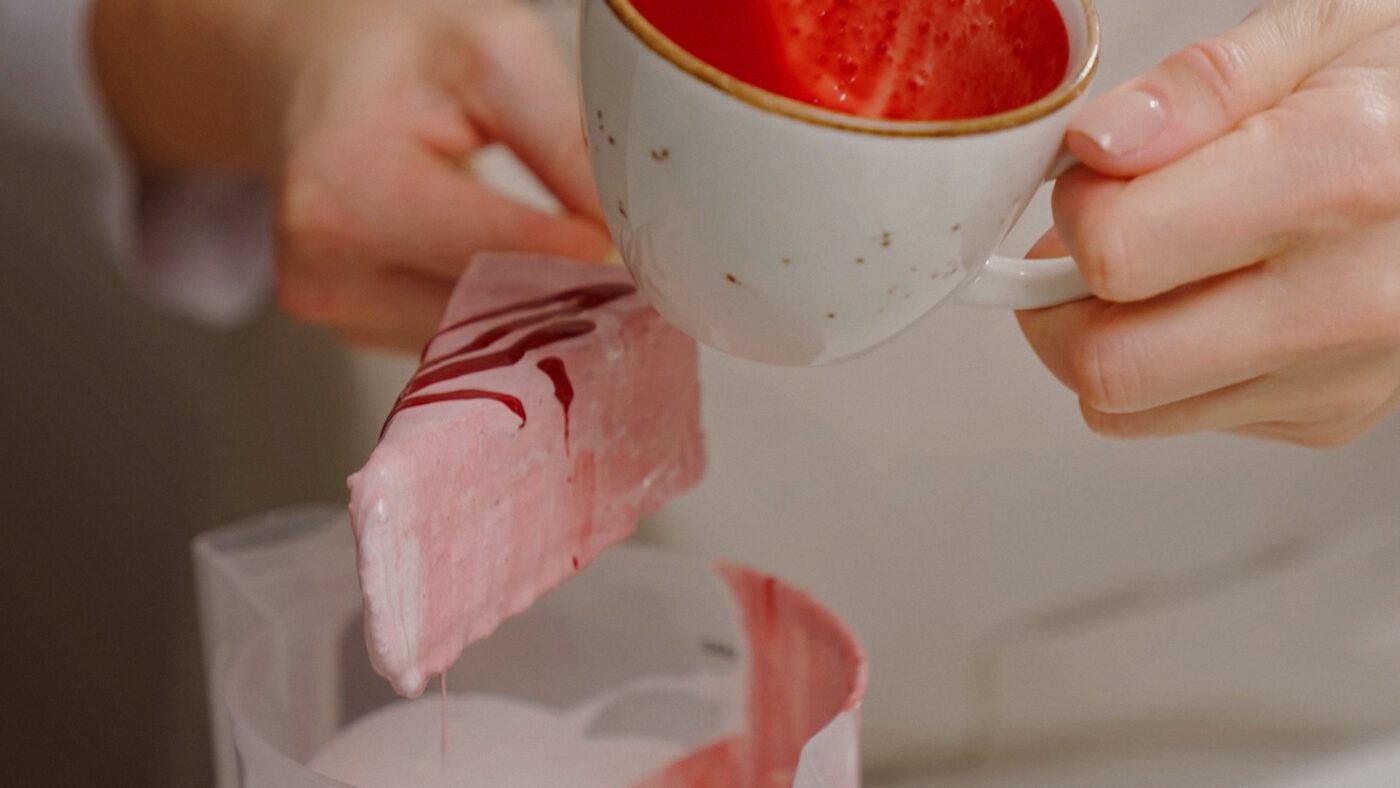 Можна використовувати 2 кольори глазурі для декорування чи брати додатково фруктове пюре