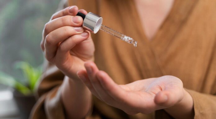 Косметологи назвали дешевий засіб, який робить шкіру рук гладкою та ніжною