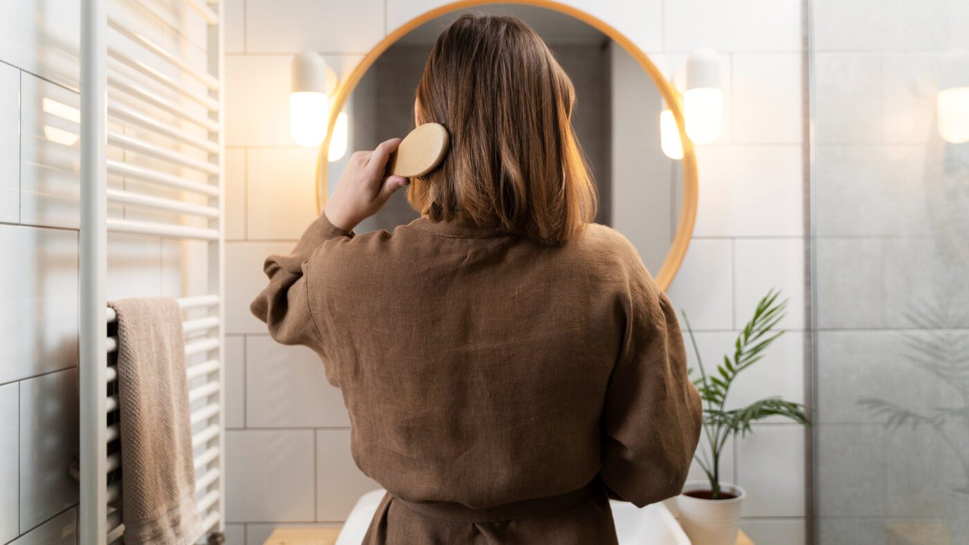 Експерти з краси пояснили, як правильно підготувати голову до миття