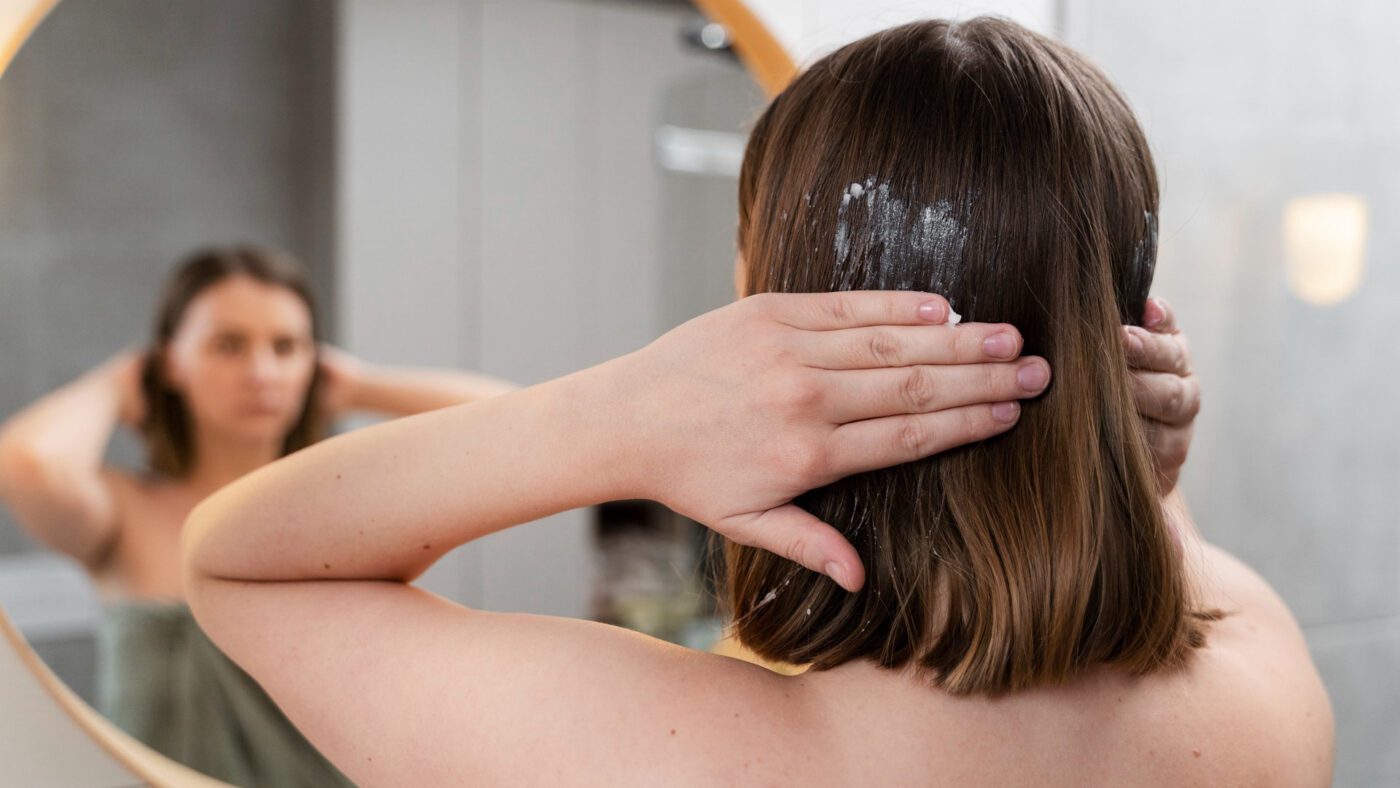 Стилісти розповіли, як мити голову, щоб вона довше залишалася чистою