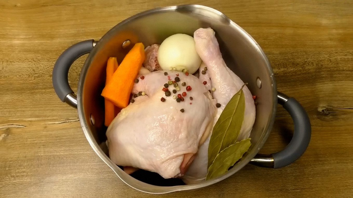 Готувати м'ясо на малому вогні потрібно до стану, коли воно дуже легко сходить з кісток