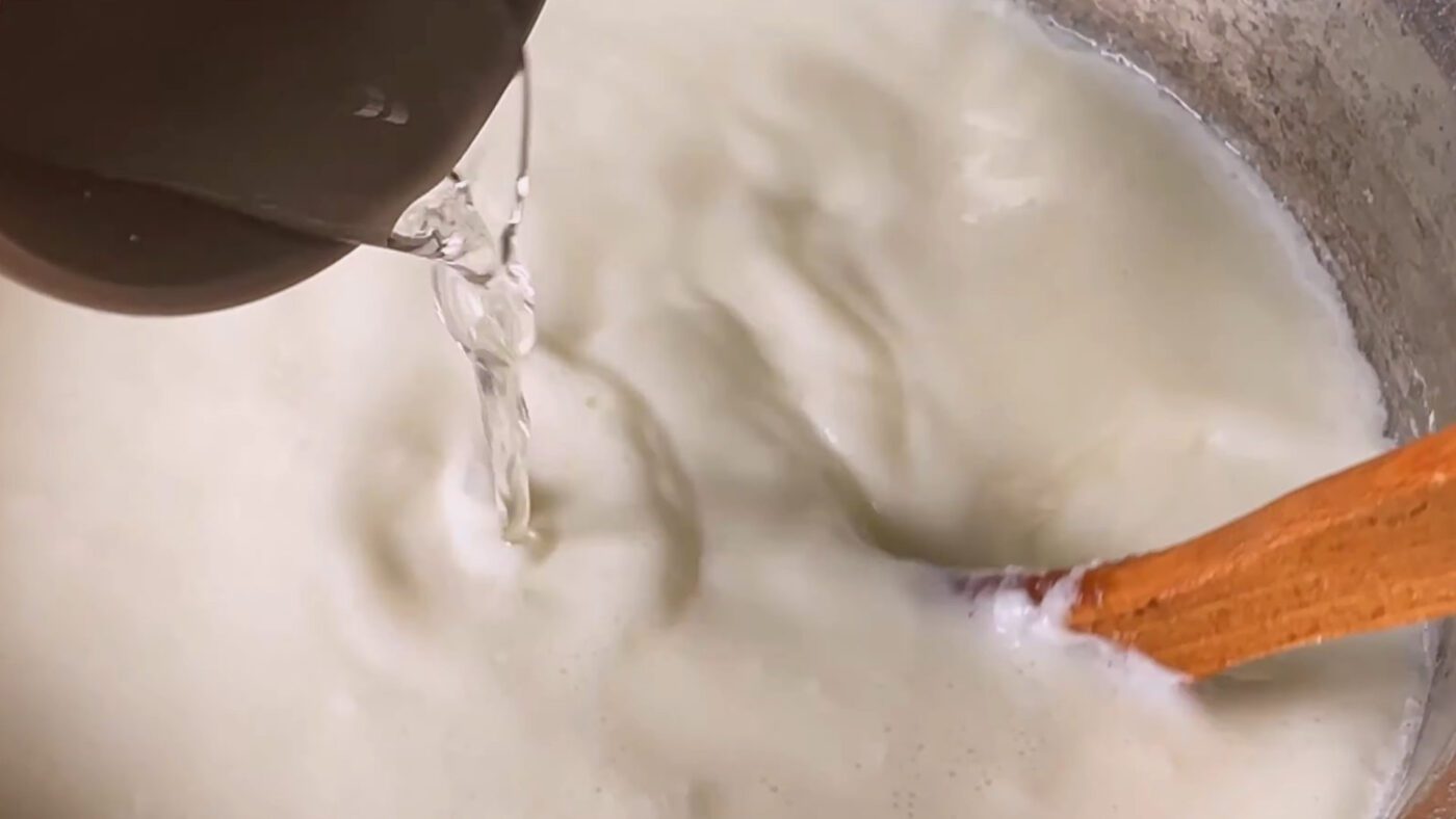 Господині розповіли, як приготувати смачний домашній сир з будь-якого молока