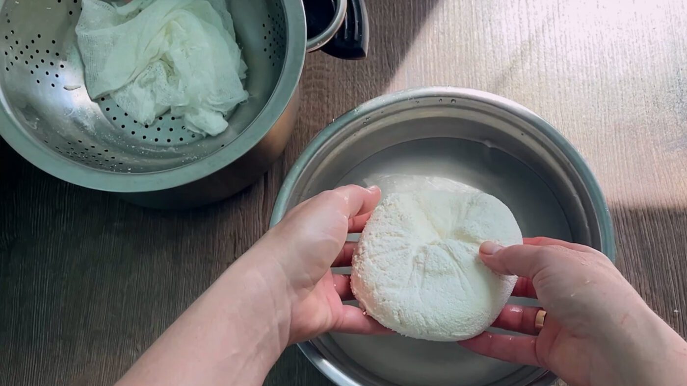 Господині розповіли, як приготувати смачний домашній сир з будь-якого молока