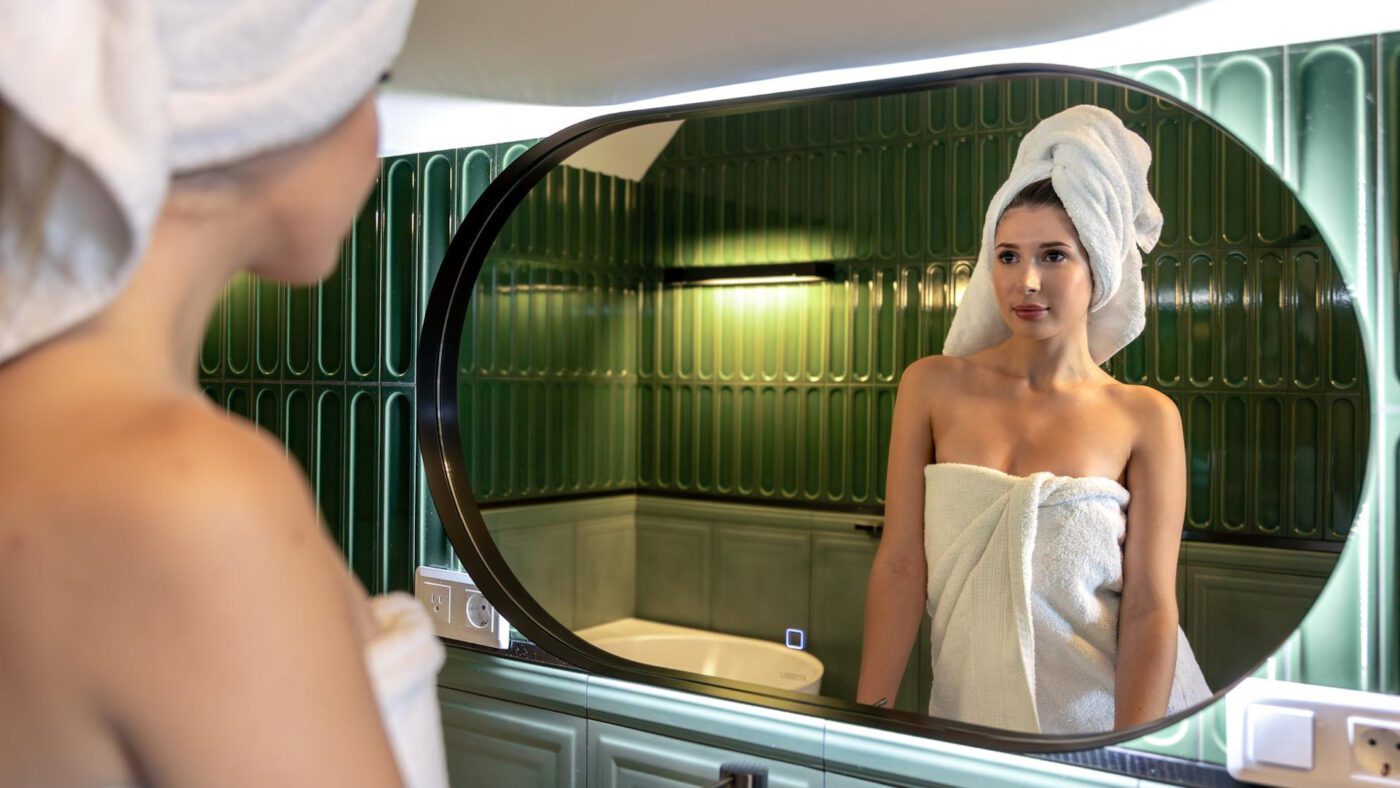 Якщо встановите за дзеркалом підігрів, то воно зовсім не запотіватиме після душу