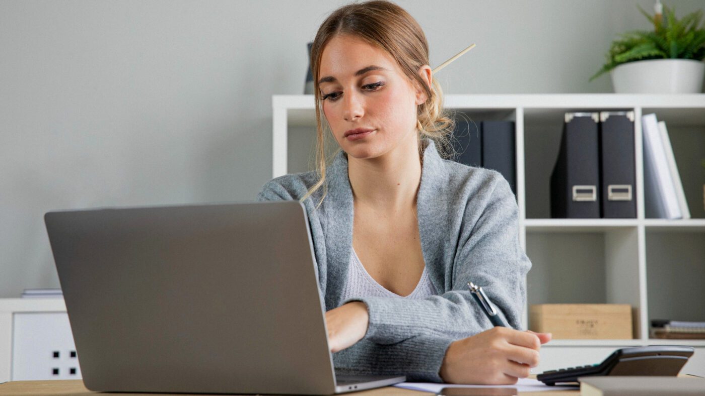 Записуючи абсолютно всі витрати, ви чітко бачитимете щомісяця, на що витрачаєте найбільше грошей