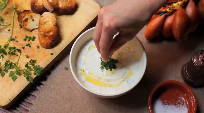 Улюблена намазка всіх французів “Хмаринка”: смачніше, ніж “Єврейський” і паштет, готується простіше простого Кулінари показали, як приготувати класичну французьку намазку