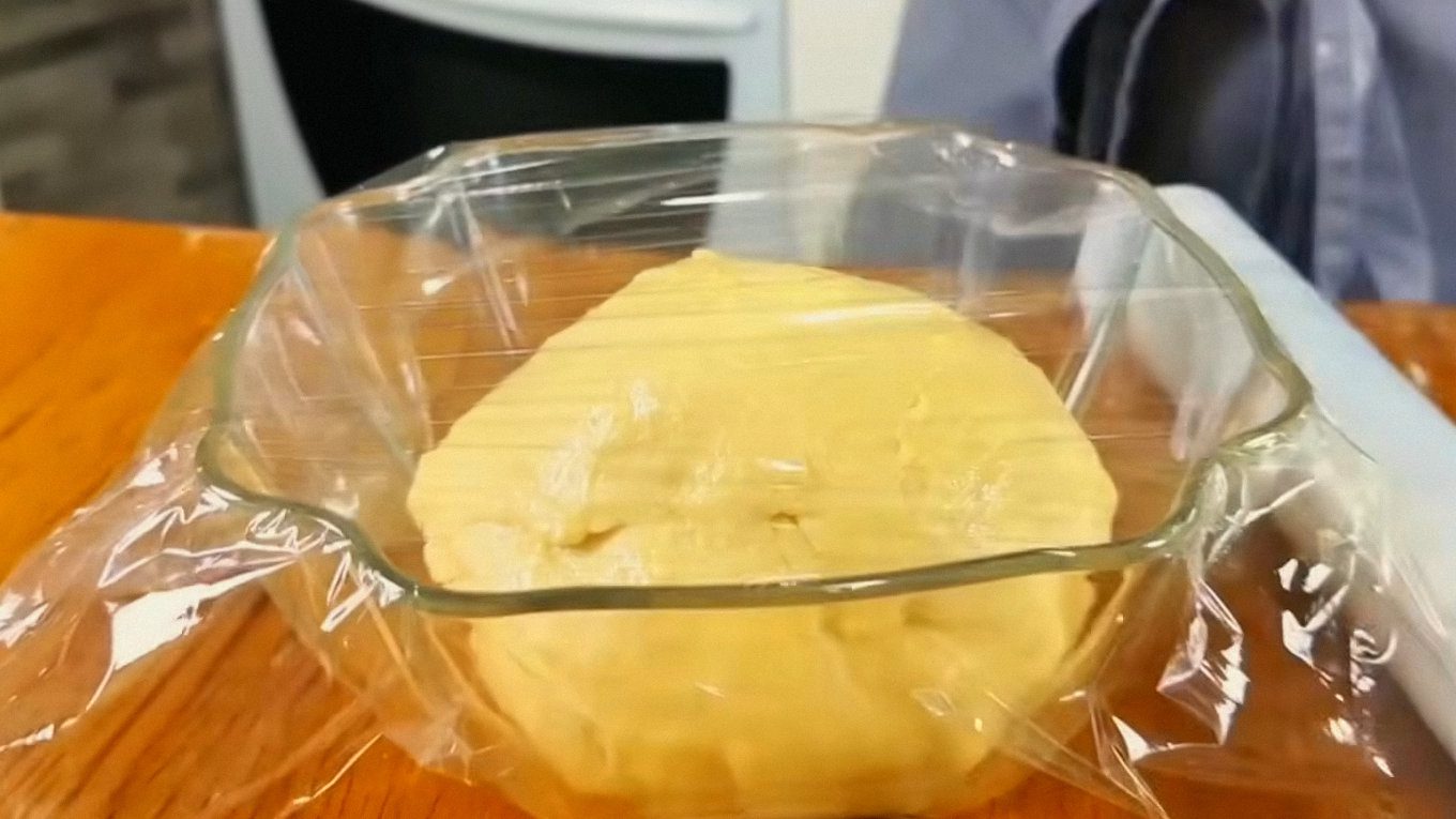 Кухарі поділилися швидким рецептом закритого хачапурі на пательні