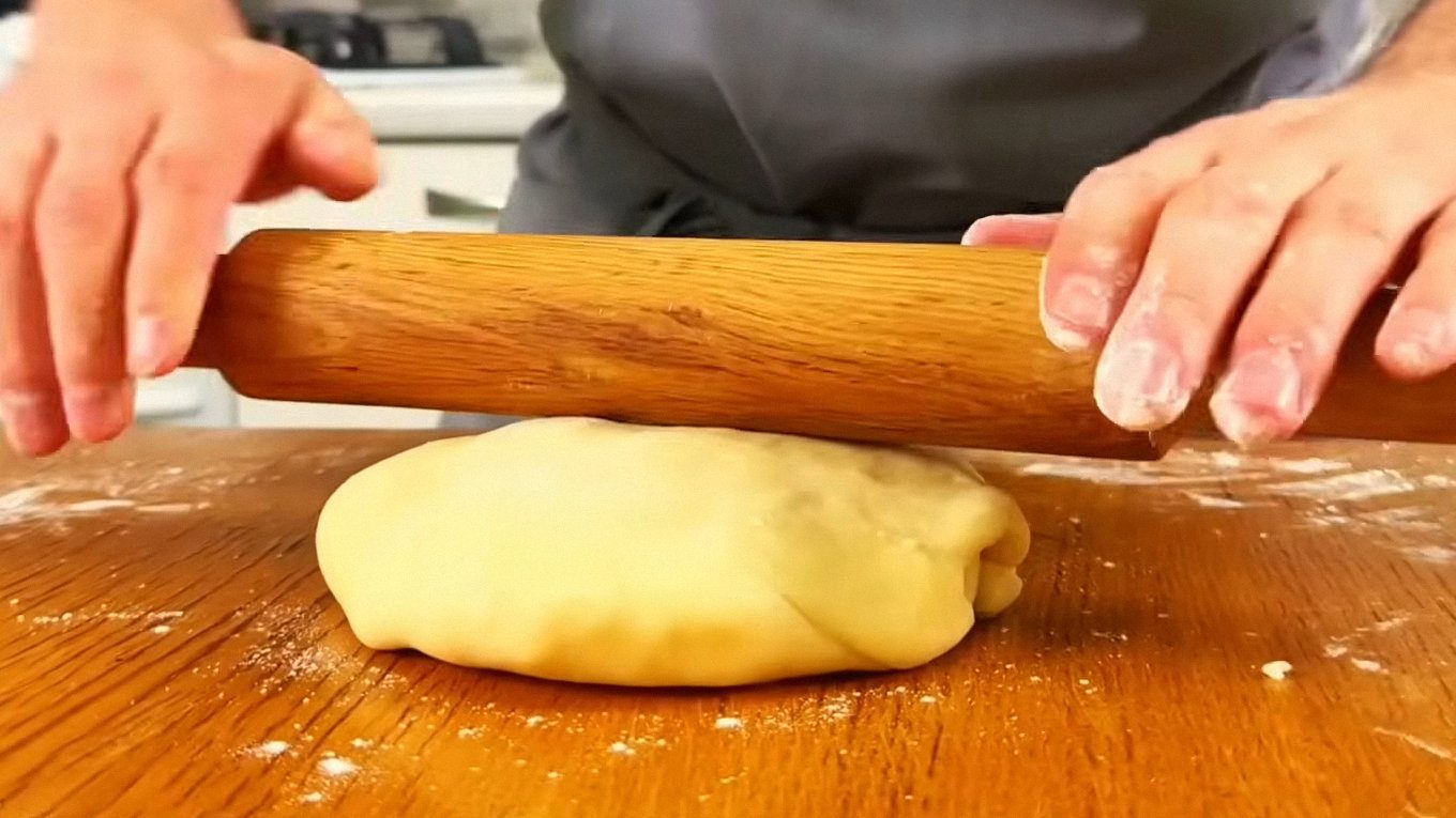 Розкачайте хачапурі рівним пластом до діаметра своєї сковорідки