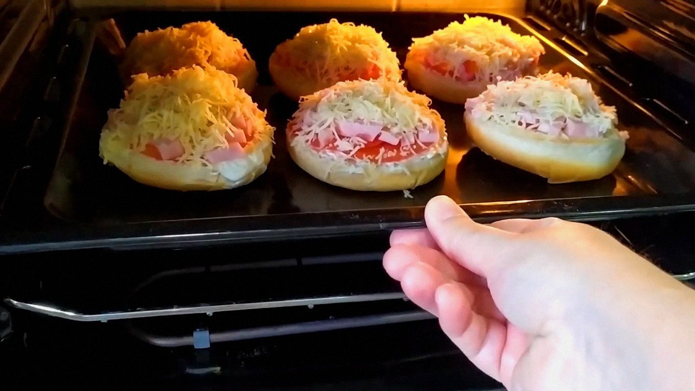 Точний час випікання залежить від вашої духовки, товщини булочки та кількості начинки