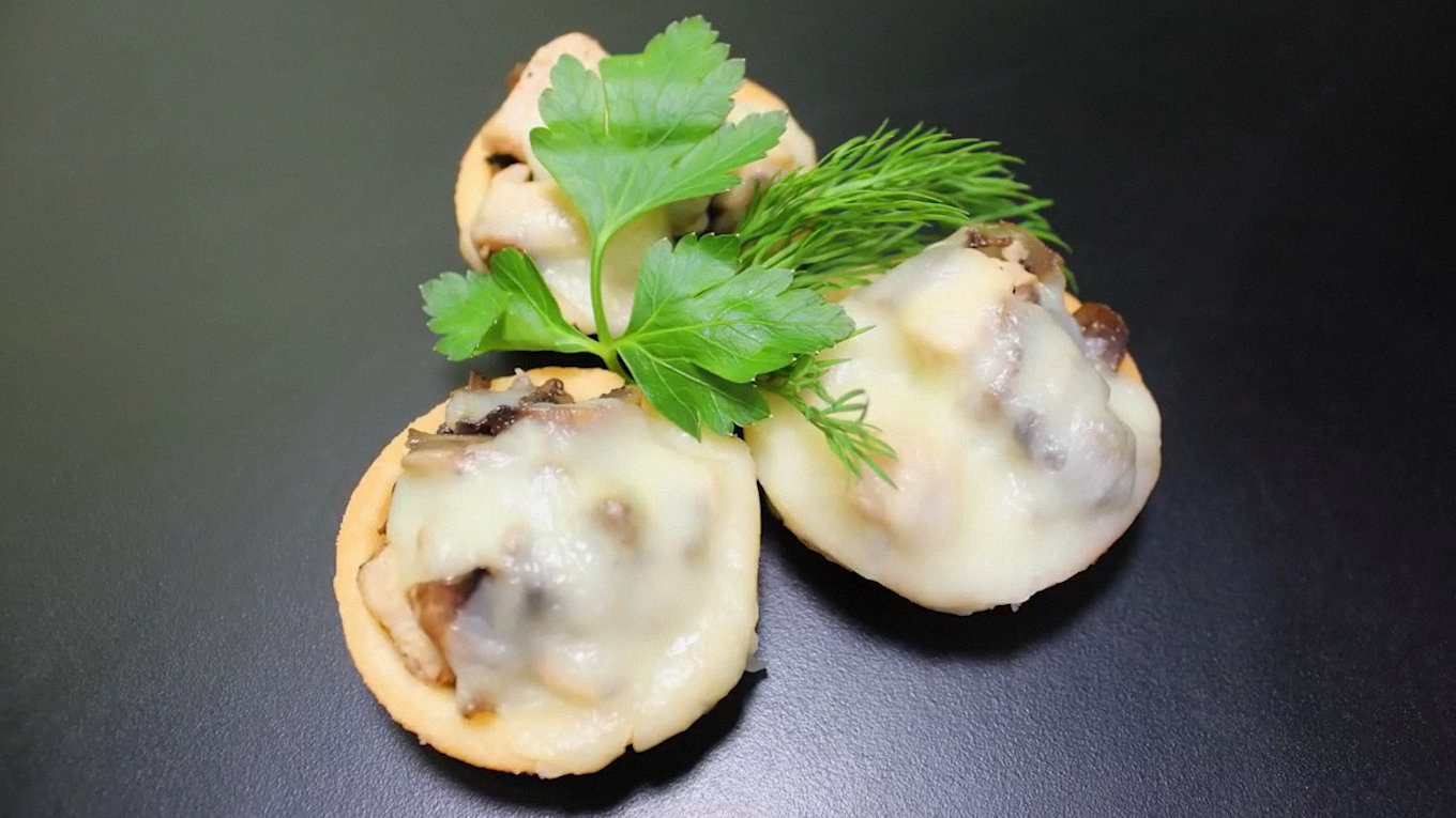 Кухарі порадили 4 гарячі закуски у мініпорціях для новорічного столу