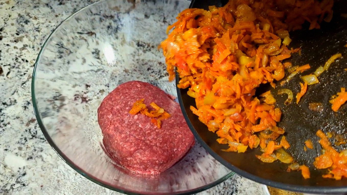 Голубці з фаршем та овочами виходять дуже смачними та ситними