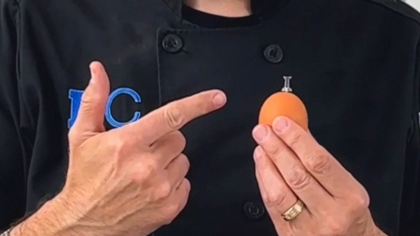 Зробіть один невеликий прокол з тупого кінця, щоб вирівняти тиск у яйці під час готування