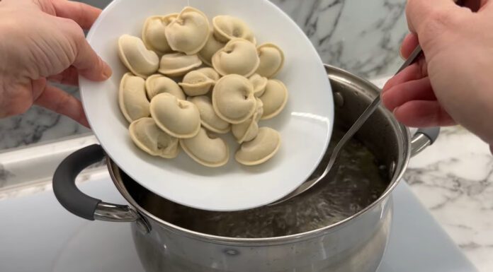 Кулінари пояснили, що додати у воду, щоб пельмені не злипалися