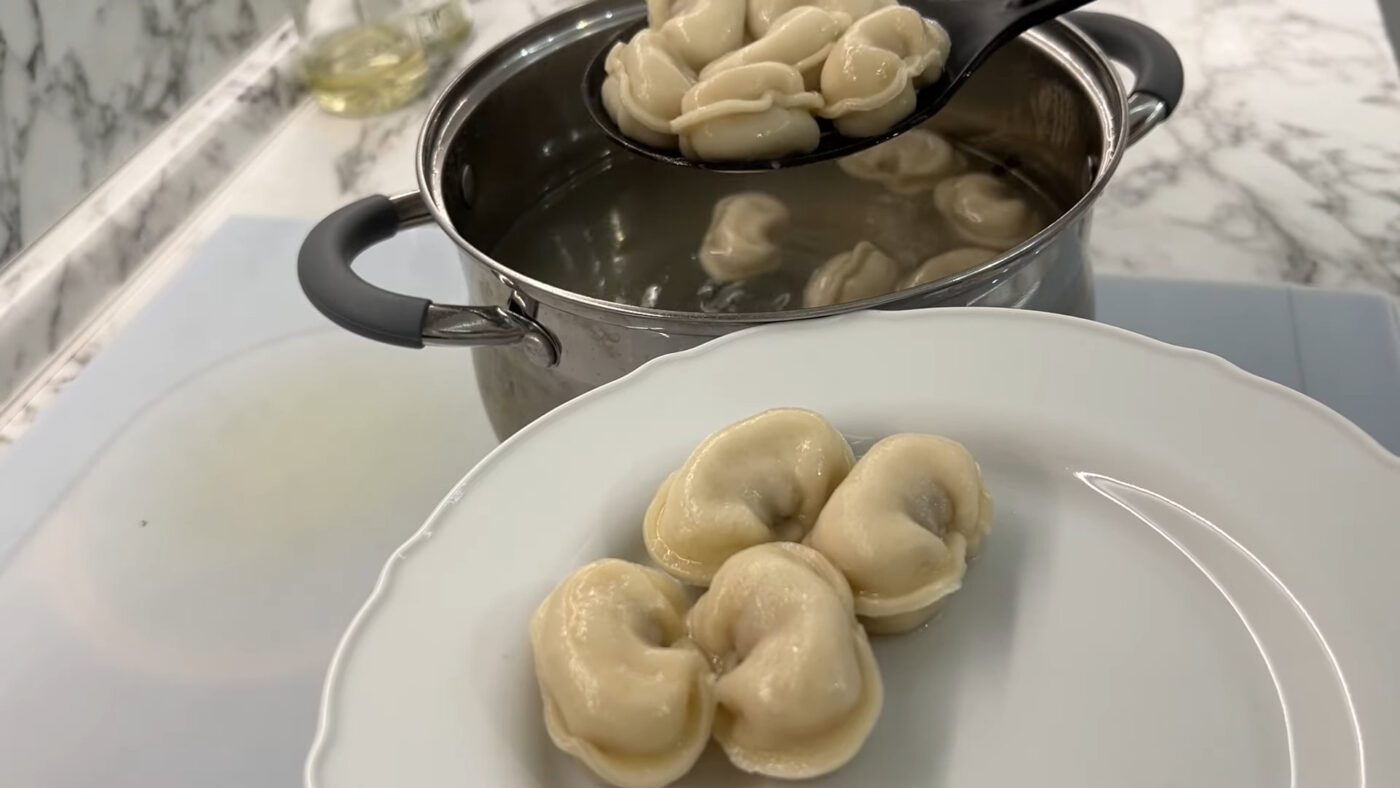 Господині показали, як варити пельмені, щоб вони не злипалися та не розварювалися