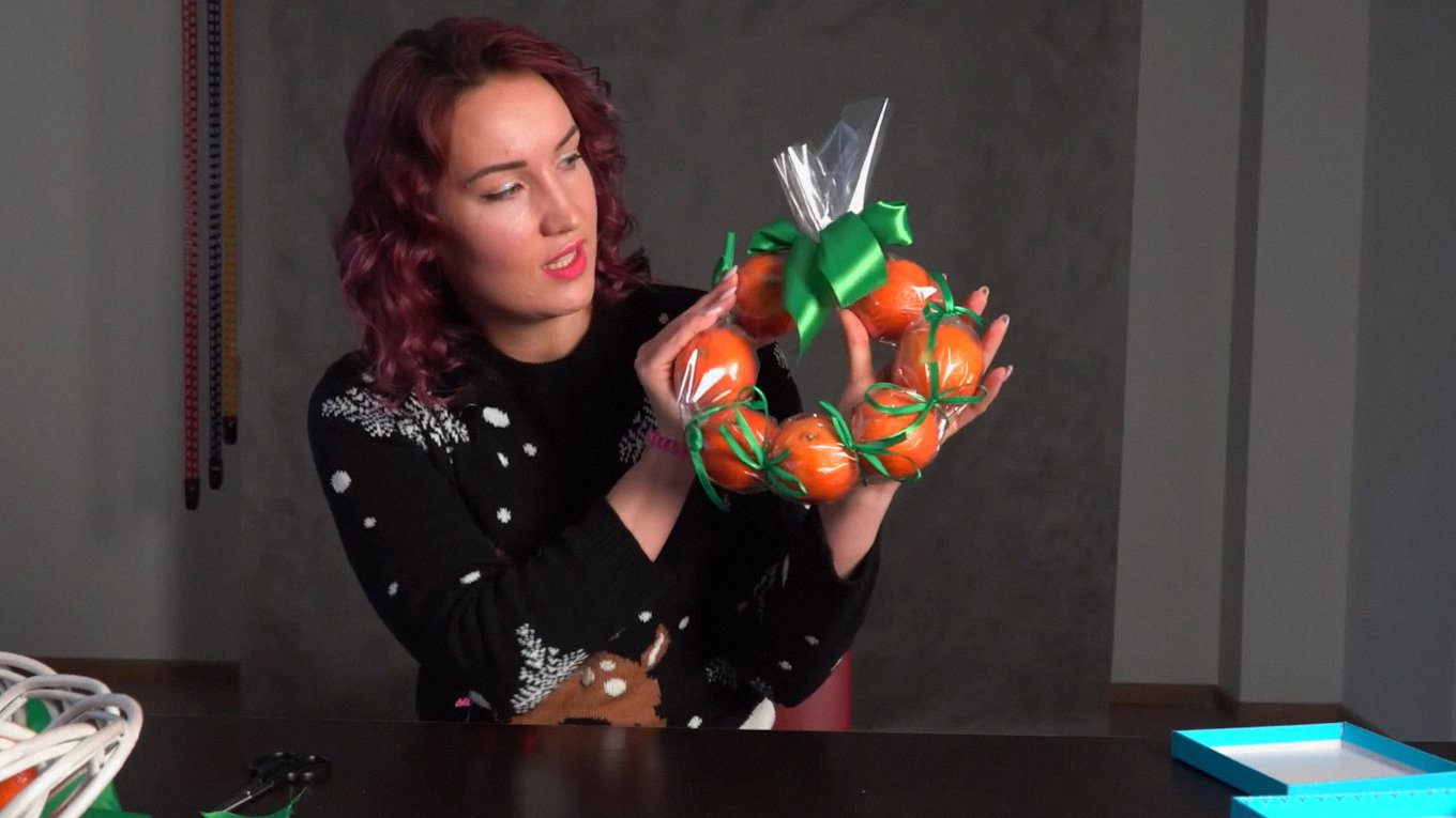 Вінок з мандаринів виглядає цікаво, а ще може стати оригінальним презентом гостям