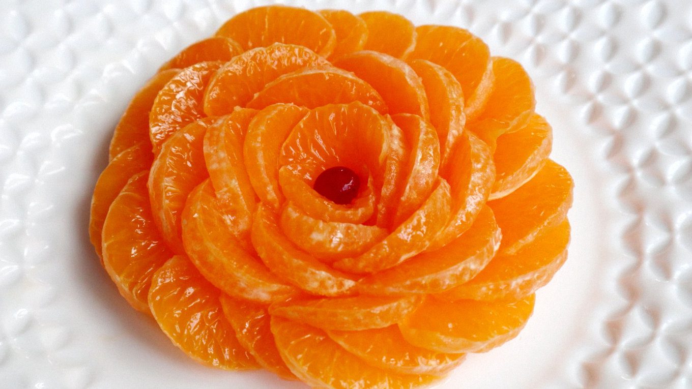 Такі мандарини можна обкласти іншими фруктами або нарізками