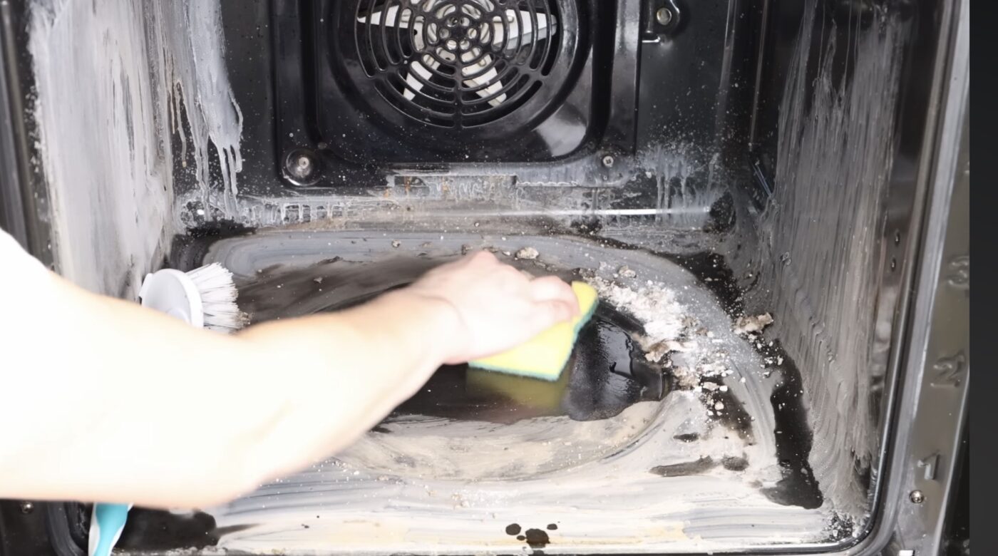 Як легко й бюджетно відмити духовку