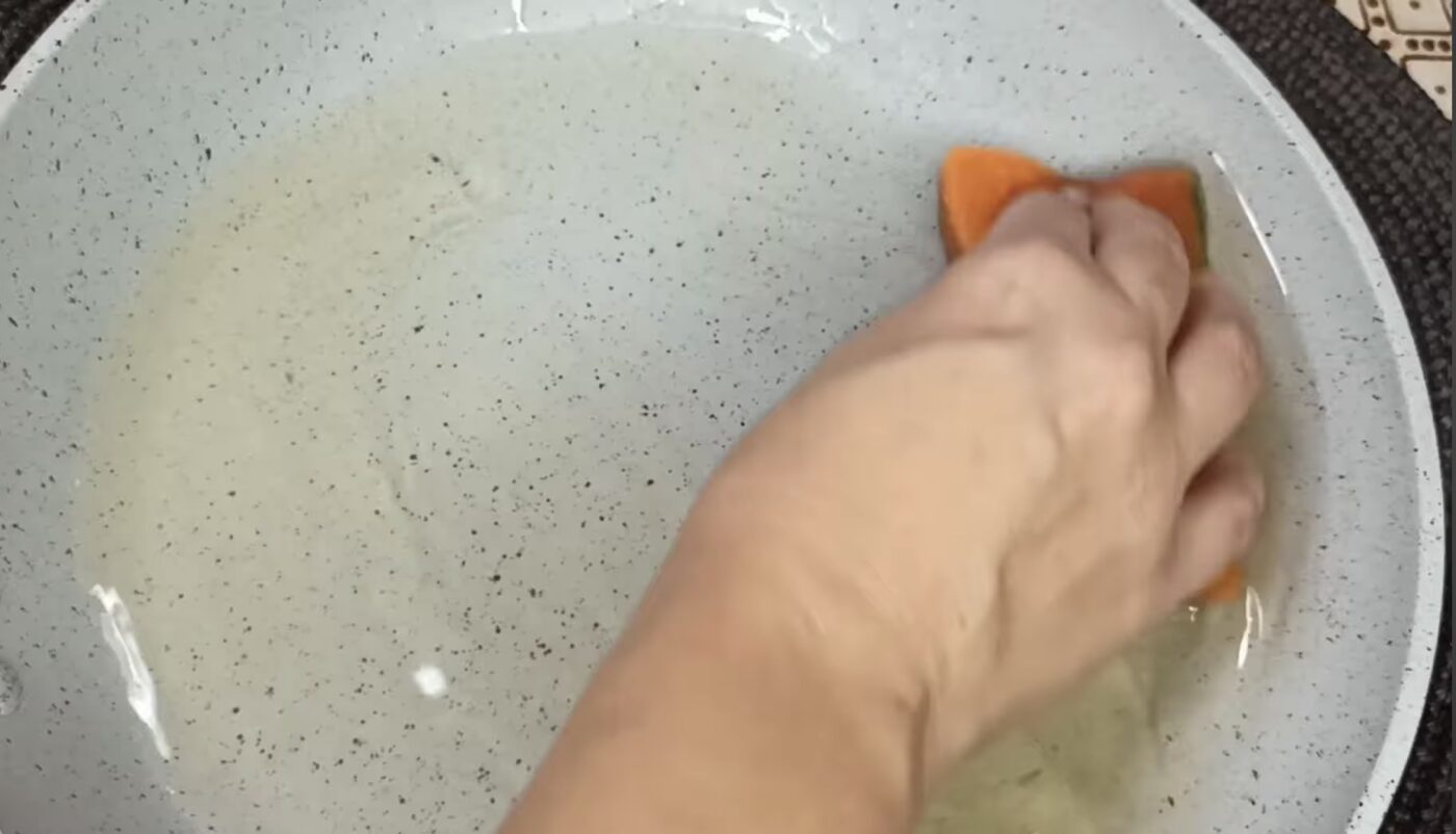 Як швидко й просто прибрати жир на кухні