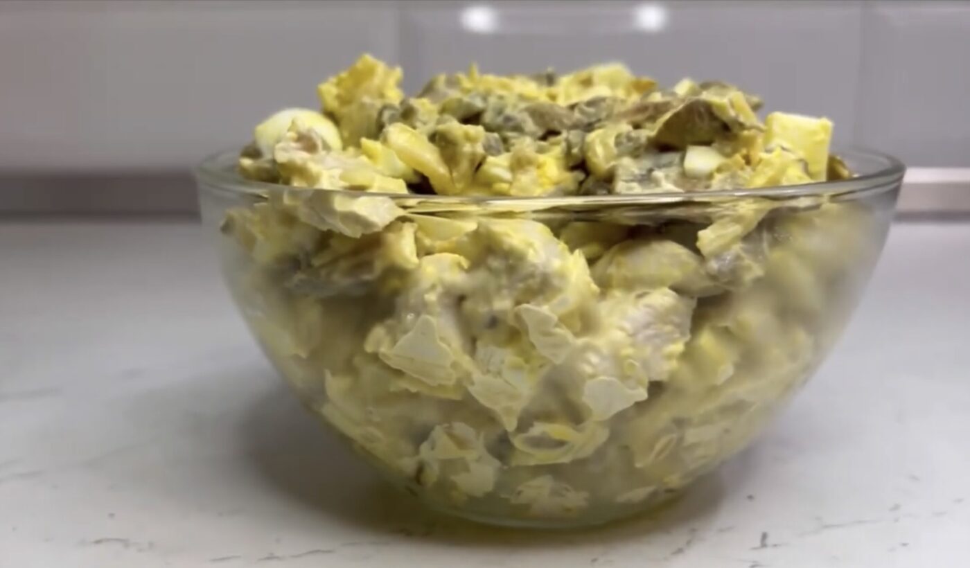 Рецепт смачного салату з куркою і грибами