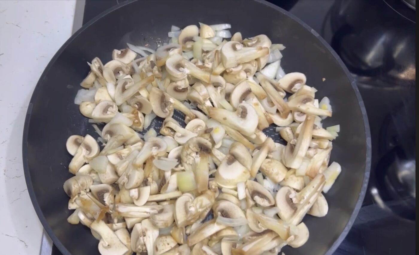 Рецепт смачного салату з куркою і грибами