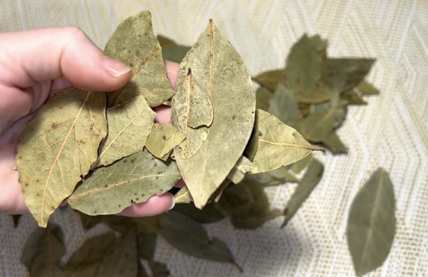 Як народним способом прибрати з взуття неприємні запахи