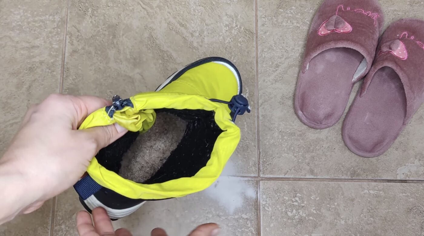 Як народним способом прибрати з взуття неприємні запахи