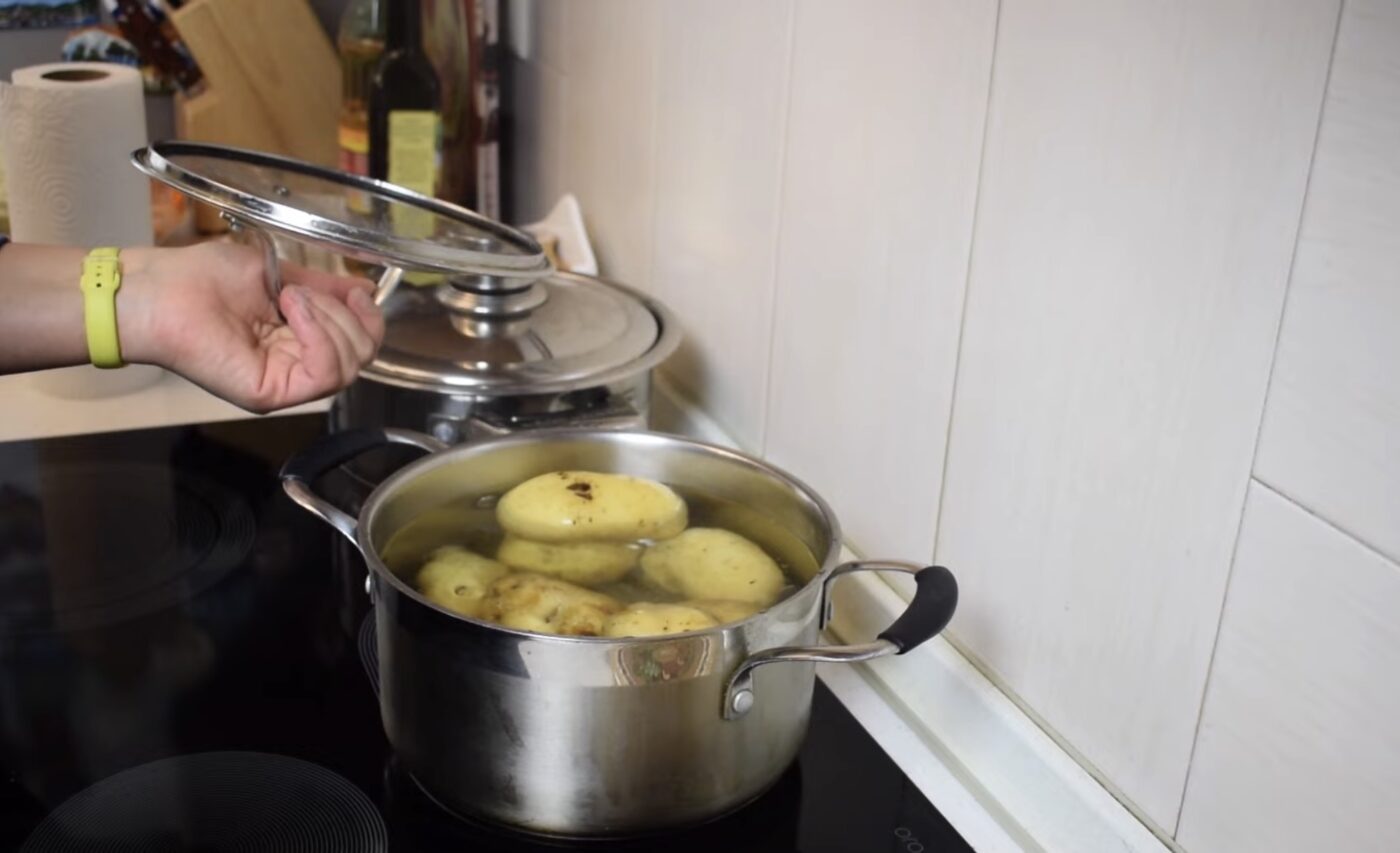 Як варити картоплю, аби вона швидко чистилась і не розварювалась