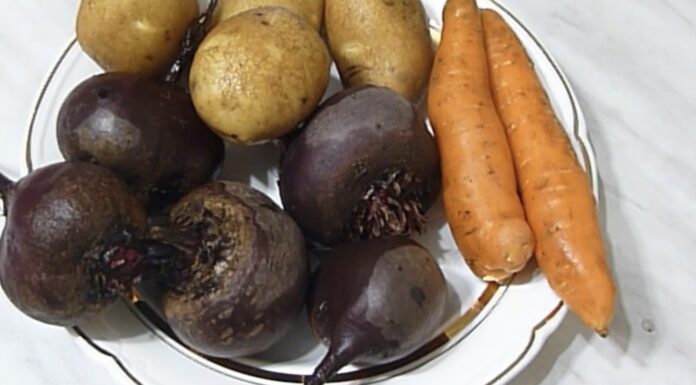 2 ложки у каструлю – і буряк, картопля й морква готові за 10 хвилин: дуже економить час на Новий рік Кулінари показали, як зварити овочі швидше для салатів