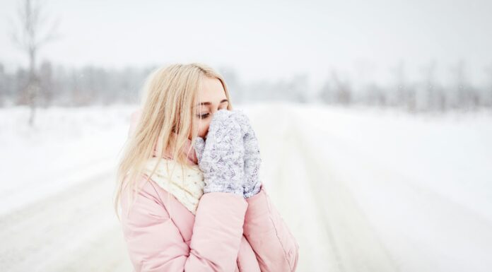 Ніколи не одягаю 1 матеріал на мороз: від нього аж трясе, навіть якщо одягнути 2 пуховики – показую Експерти розповіли, від якої тканини ви мерзнете ще більше